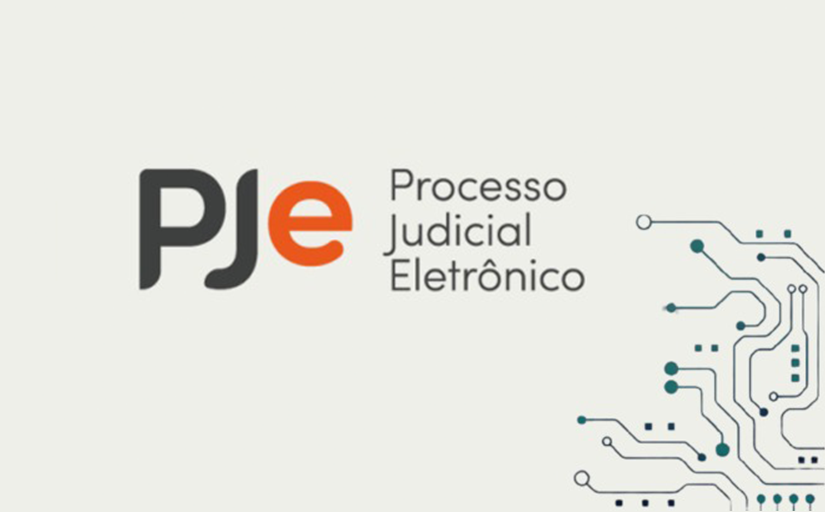 Logo da plataforma PJe com um desenho que imita um circuito no canto inferior