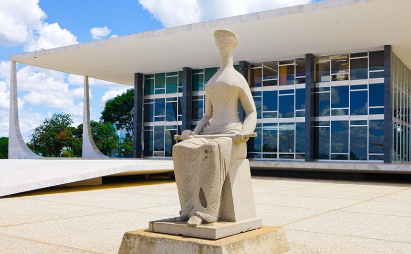 Fachada do prédio do Supremo Tribunal Federal, com a estátua "A Justiça" em destaque ao centro.