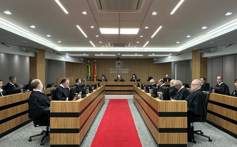 Fotografia do Tribunal Pleno em sessão. Ao centro, um tapete vermelho se estende entre duas fileiras de estações de trabalho, na qual estão sentados os desembargadores. Ao fundo, na mesa diretiva dos trabalhos estão sentados quatro homens, sendo que ao centro está o presidente do tribunal.