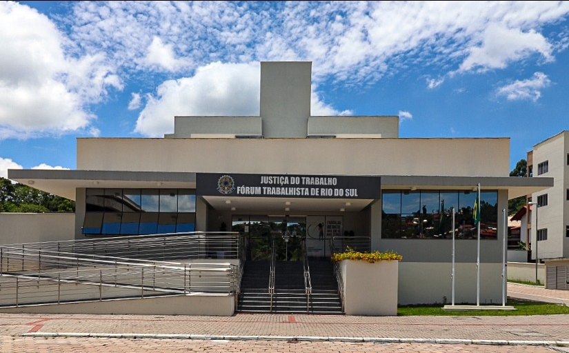 Foto da fachada de um prédio com a placa: Justiça do Trabalho, Fórum Trabalhista de Rio do Sul