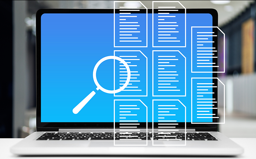 Imagem de um notebook aberto com uma tela azul. Sobre a imagem, ícones de documentos e uma lupa, que sugerem uma ação de busca.
