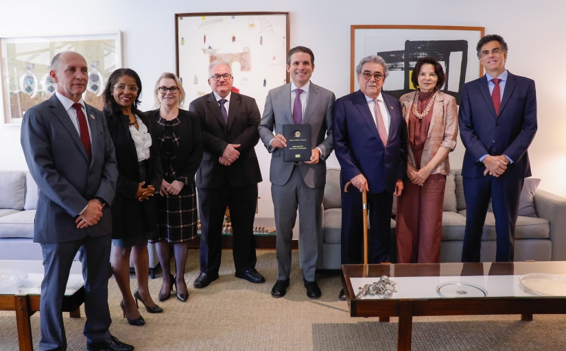 Grupo de diversas pessoas posando para foto