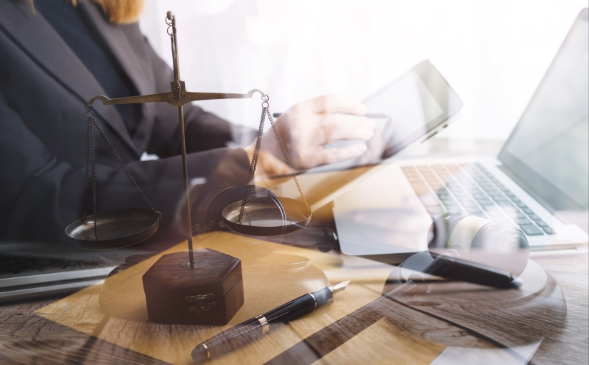 Imagem que mescla vários elementos que remetem à Justiça e tecnologia