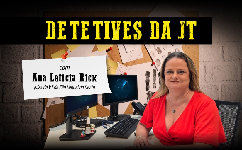 Detetives da JT: Juíza do Trabalho Ana Rick, uma mulher branca de cabelos loiros, usa uma blusa vermelha e está sentada atrás de uma mesa de cor clara, na qual há um computador com dois monitores e um telefone.