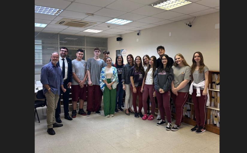 grupo de estudantes posa com servidores e magistrado da JT