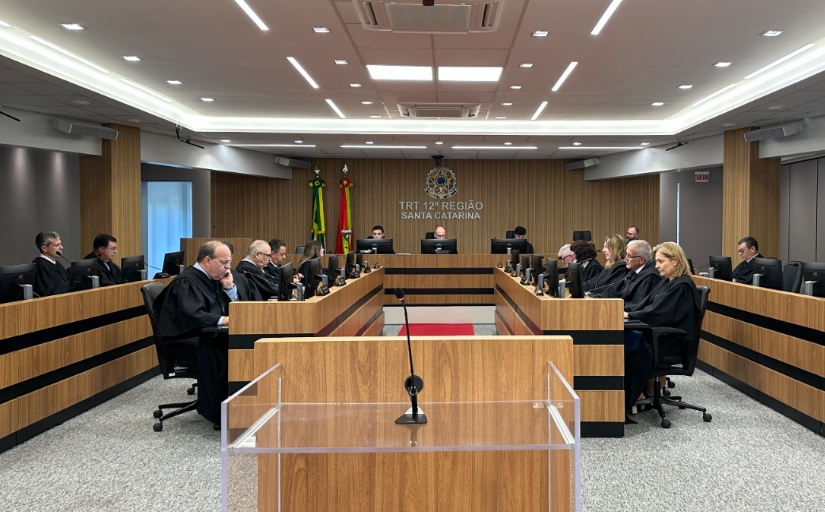 Fotografia da sala de sessões do pleno. Sentados, diante de microfones e telas de computadores, homens e mulheres de toga estão concentrados.