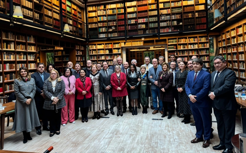 Grupo de pessoas posando para fotro em uma biblioteca