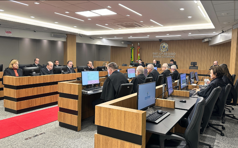 Foto de um plenário de tribunal com juízes e juízas sentadas realizando uma reunião