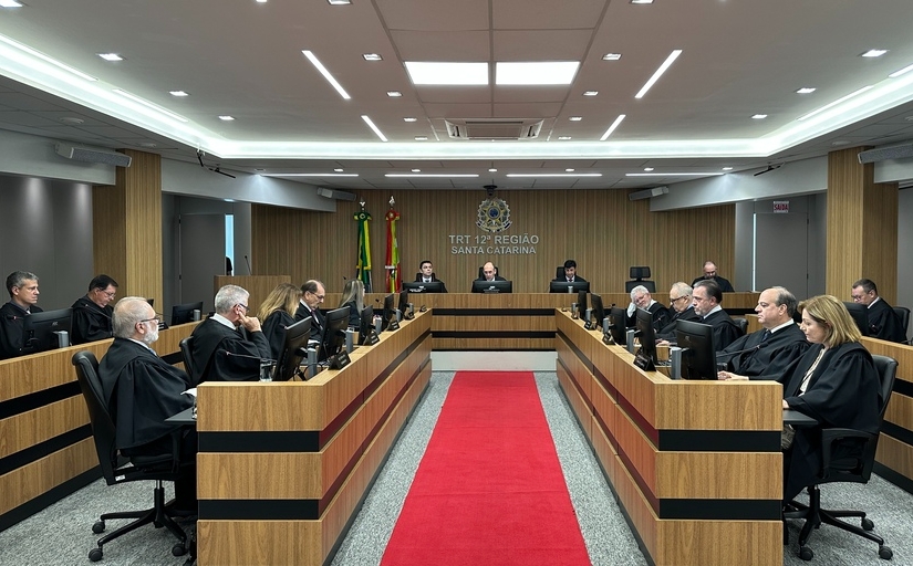 Sessão do Pleno do TRT-SC, com desembargadores togados reunidos em plenário, em torno de mesas em formato de U