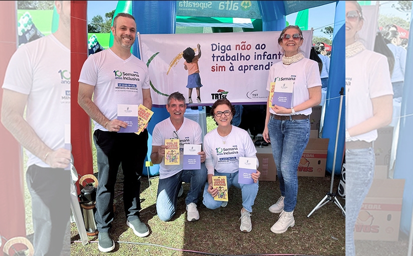 Quatro pessoas com camisetas brancas alusivas a Semana de Inclusão