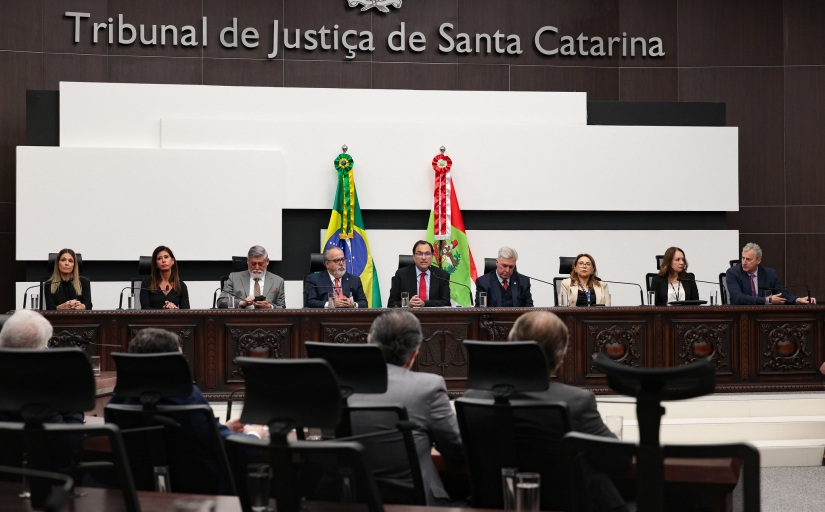Foto de uma mesa de honra, composta por homens e mulheres, no Tribunal de Justiça de SC