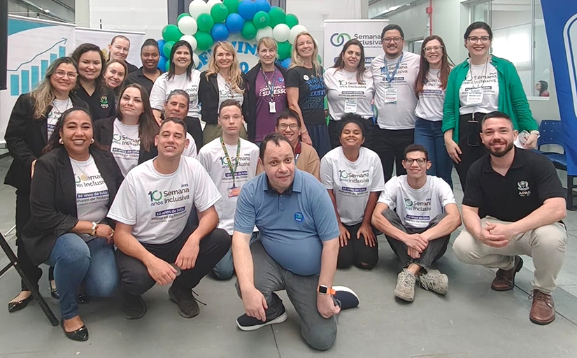 Grupo de pessoas posando para foto