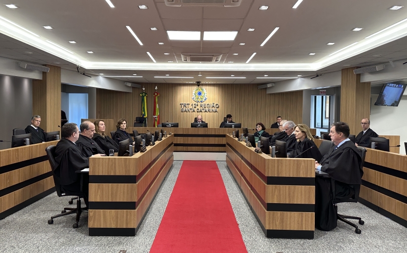 Foto de uma sessão de Tribunal Pleno no TRT-SC, onde desembargadoras e desembargadores estão sentados em reunião
