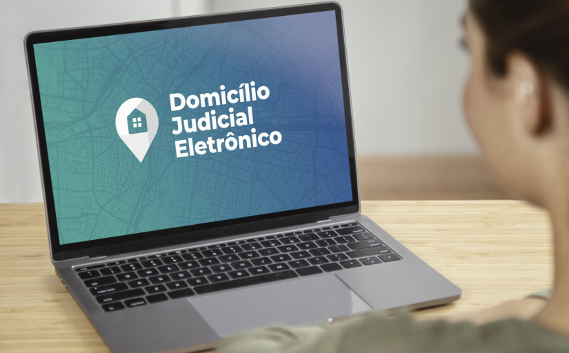 Foto da tela de um notebook com o texto: Domicílio Judicial Eletrônico