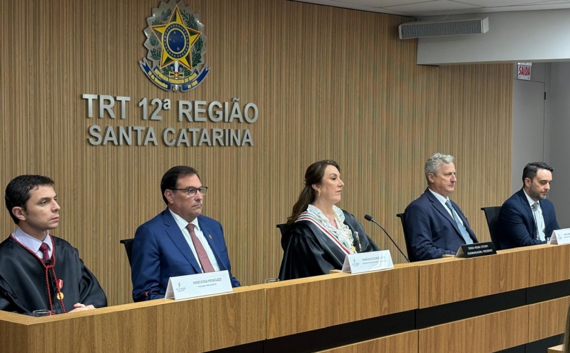 Foto de autoridades compondo uma mesa de honra