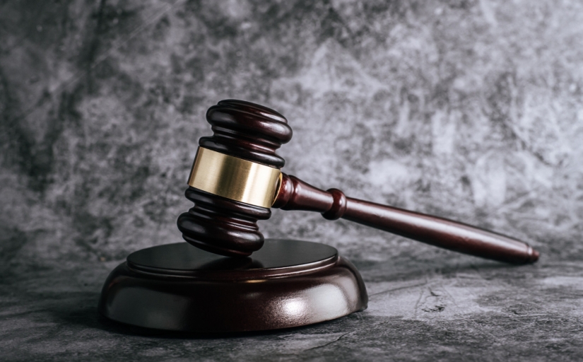 Foto do martelo da Justiça com um fundo cinza