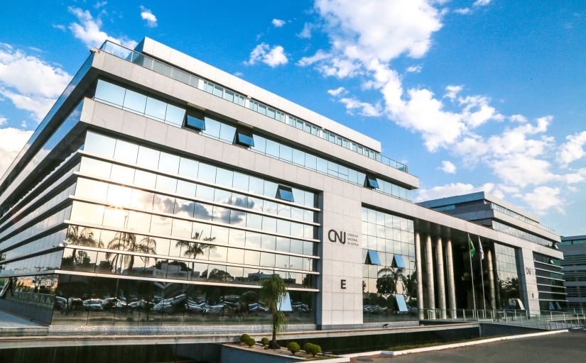 Foto da fachada do prédio do CNJ em Brasília