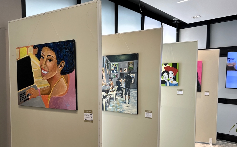 Foto mostra três telas de pintura fixadas em biombos de MDF branco