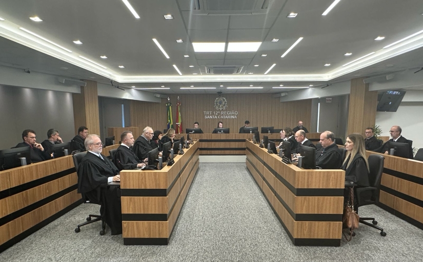 Sala de sessões do TRT-SC com magistrados togados reunidos em julgamento colegiado