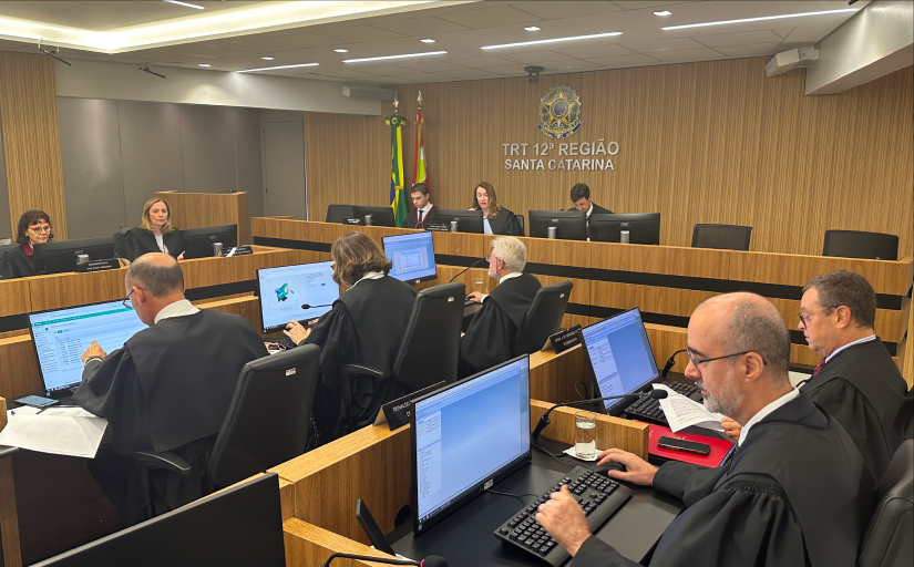 Foto de uma sessão do tribunal pleno do TRT-SC com desembargadores e desembargadoras sentados em frente a computadores