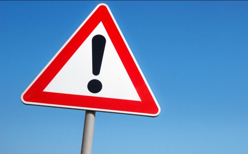 Foto de uma placa com um sinal de exclamação