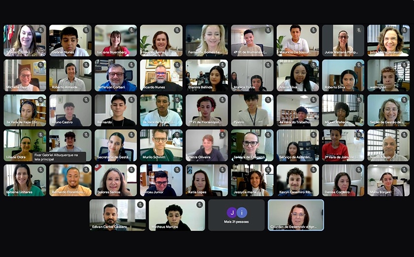 Print de tela mostrando mais de 50 rostos durante uma reunião on-line