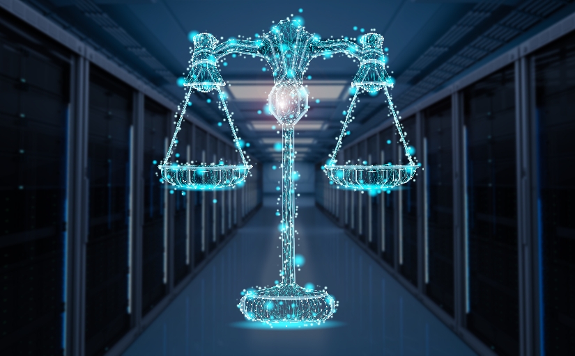 Arte de balança da justiça digital iluminada em azul, em corredor tecnológico escuro