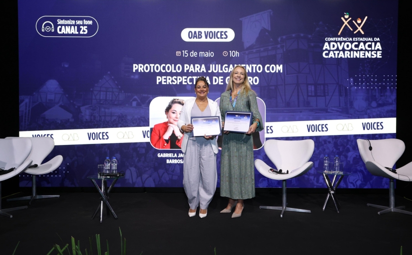 Duas mulheres posam com certificado nas mãos