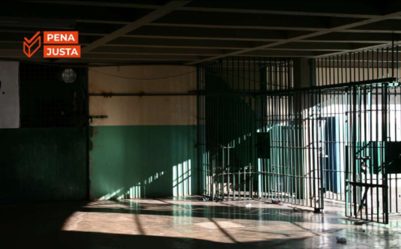 Foto de dentro de um presídio, vazio
