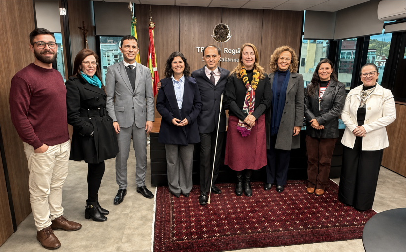Três homens e seis mulheres estão em pé posando para a foto