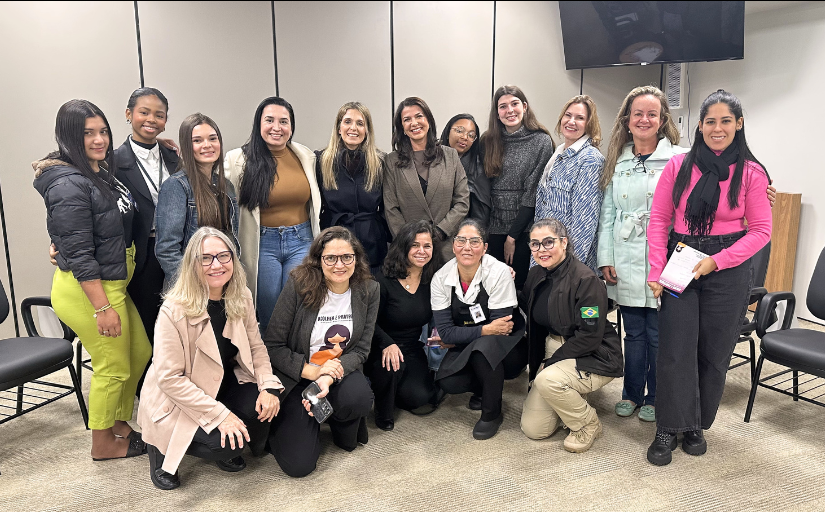 16 mulheres estão lado a lado posando para a foto