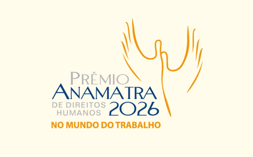 Letreiro escrito "Prêmio Anamatra de direitos humanos 2026 no mundo do trabalho" nas cores cinza, azul e laranja, com fundo bege e duas mãos desenhadas apontas para cima em laranja