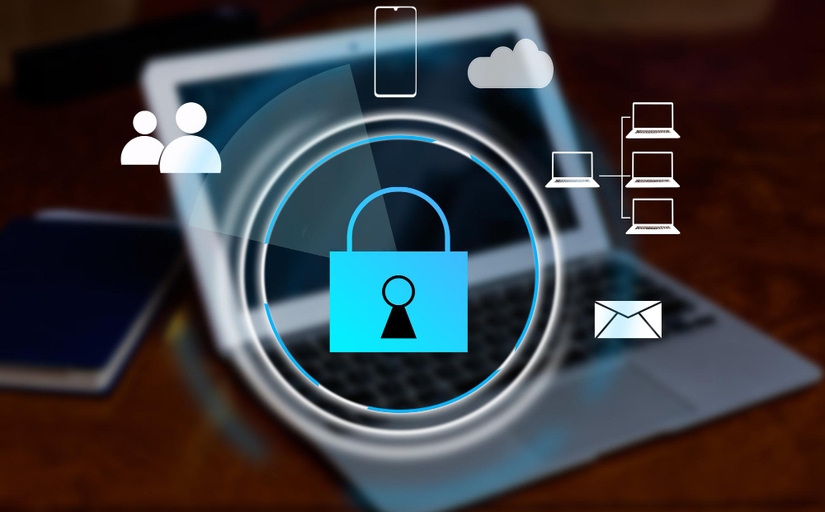 Arte com um cadeado sobre computador representando segurança da informação digital