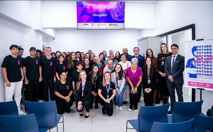 Grupo de jovens e adultos posando para foto