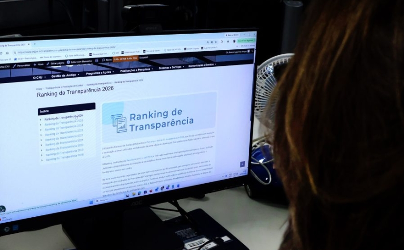 Fotografia de pessoa de frente a uma tela de computador aberta na página do Ranking de Transparência