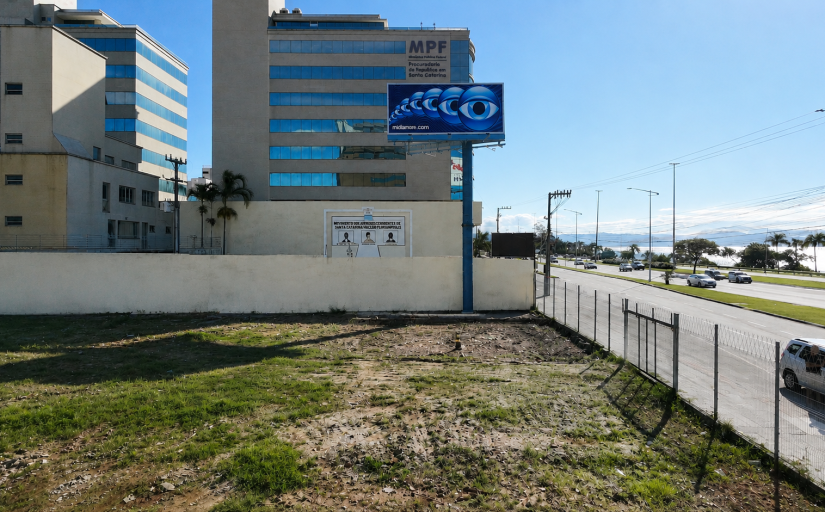 Terreno baldio localizado em uma avenida beira-mar