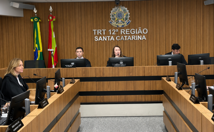 Magistrados sentados em um plenário