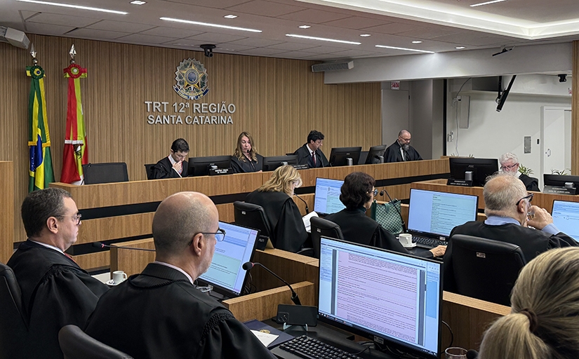 Magistrados sentados em um plenário