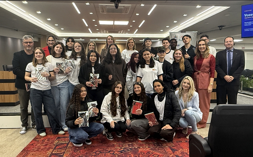 grupo de pessoas posa para a foto no pleno