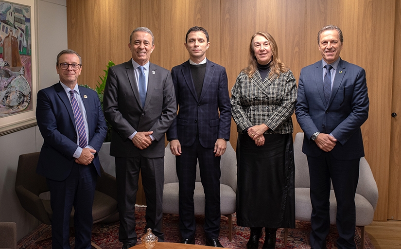 Da esquerda para a direita: desembargador Narbal Antônio de Mendonça Fileti (TRT-SC); desembargador Carlos Roberto da Silva (TRE-SC); Piero Rosa Menegazzi, procurador-chefe do Ministério Público do Trabalho em Santa Catarina (MPT-SC);  desembargadora Teresa Regina Cotosky (TRT-SC) e Gonsalo Ribeiro, diretor-geral (TRE-SC).