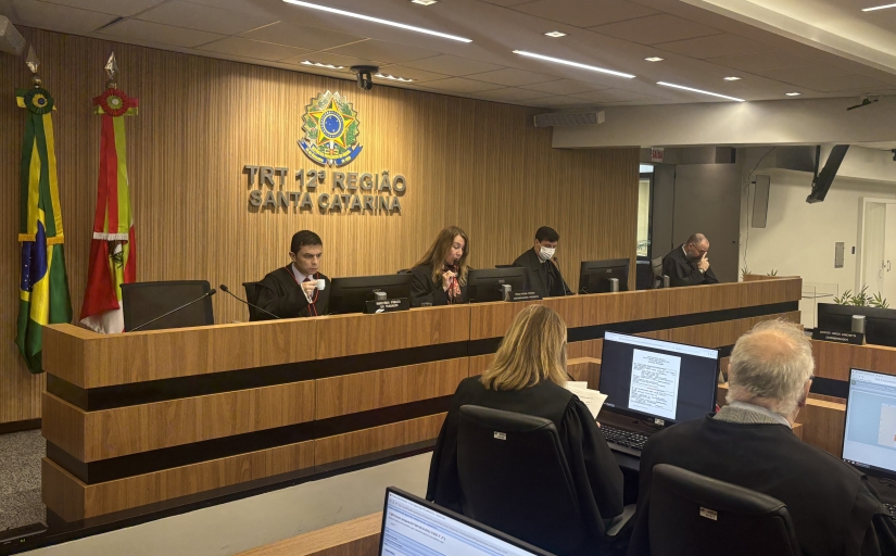 Foto de uma sessão do tribunal pleno