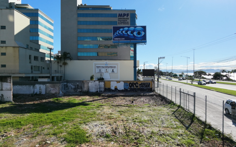 Terreno baldio localizado em uma avenida beira-mar