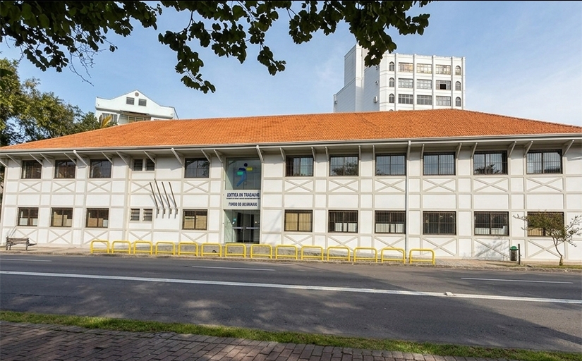 Prédio da fachada da Vara do Trabalho de Blumenau