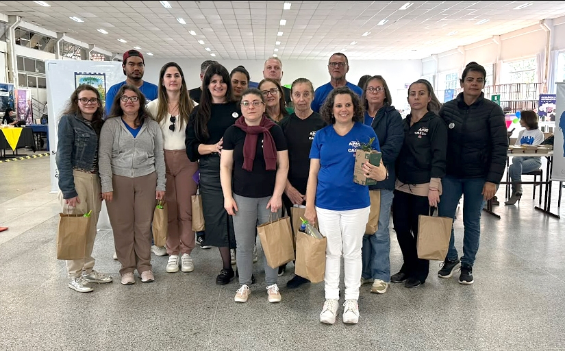 Grupo de pessoas posando para foto