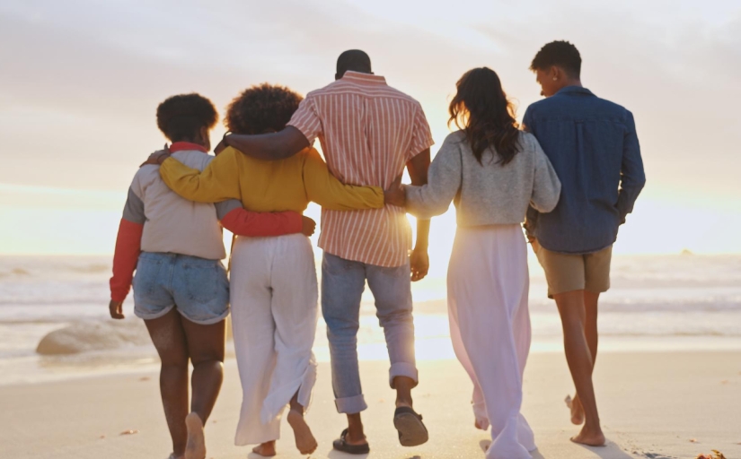foto de um grupo de pessoas olhando o horizonte na praia