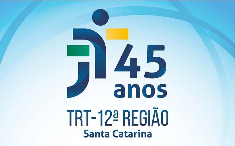 Selo com o logo da Justiça do Trabalho e o texto 45 anos