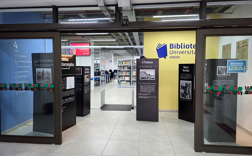 Cinco painéis decoram a entrada de uma biblioteca
