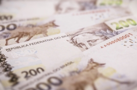 Quatro cédulas de R$ 200 sobrepostas parcialmente