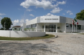 Foto da fachada da Vara do Trabalho de Mafra, com um chafariz à frente.