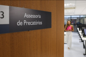 Foto de uma porta com a placa "Assessoria de Precatórios"
